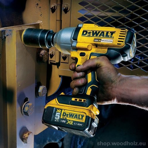 DEWALT udarni odvijač 18V XR 610W DCF899P2