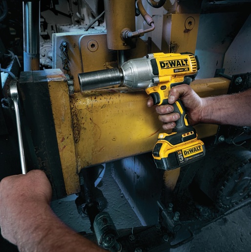 DEWALT udarni odvijač 18V XR 610W DCF899P2