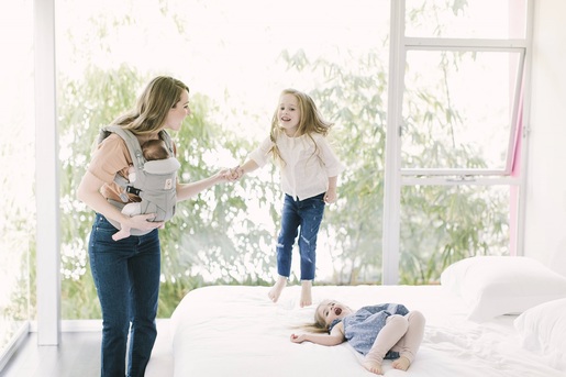 Ergobaby Omni 360 nosiljka, Biserno siva + GRATIS jastučići za grickanje i podbradak