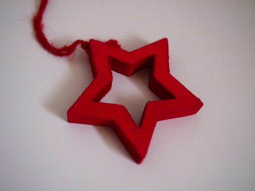 Ukras drveni - zvijezda crvena - 8.5cm