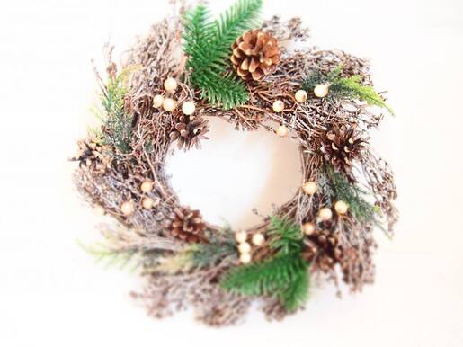 Vijenac s bobicama i šišarkama 32 cm