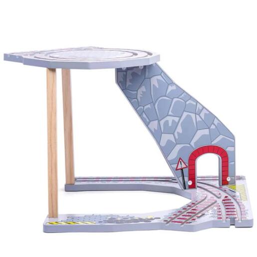 Drvena staza s toboganom i dizalicom, igračka za djecu