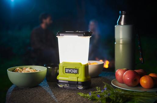 RYOBI akumulatorska kamperska svjetiljka RLL18-0  - 18V ONE+ , 850 lumena, svijetli 360°,  3 snage svjetljenja, USB utičnica - SAMO ALAT