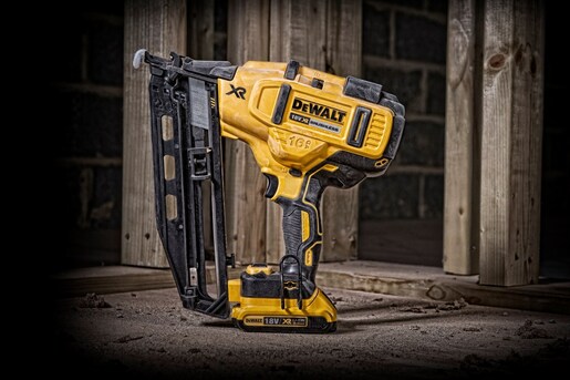 DEWALT akumulatorski zabijač čavala DCN660P2 - 18V 5,0 AH