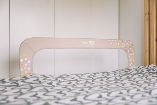 FREEON zaštita za krevet beige little dots 48464