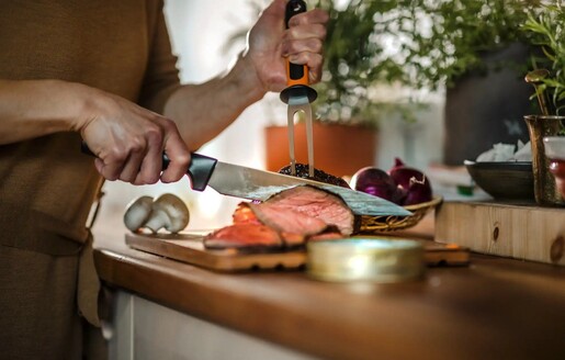 FISKARS nož za meso Functional Form, 21 cm (1057539)