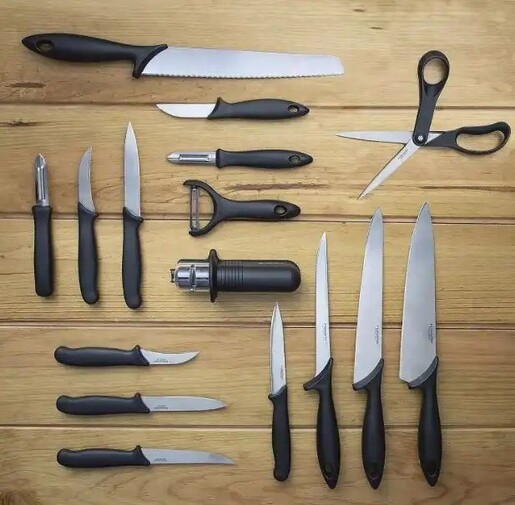 FISKARS nož za kruh Essential, 23 cm (1065564)