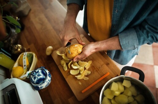 FISKARS nož za guljenje sa zakrivljenom oštricom Functional Form, 7 cm (1057545)
