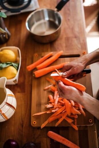 FISKARS nož s ravnom oštricom Functional Form, 8 cm (1057544)