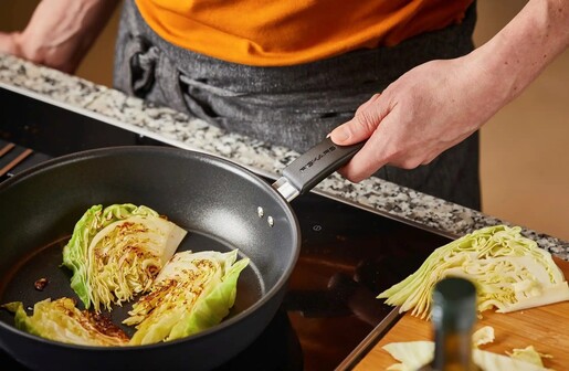 FISKARS duboka tava s poklopcem Functional Form, 26 cm (1026575)