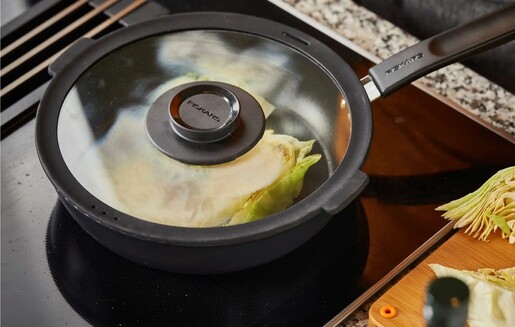 FISKARS duboka tava s poklopcem Functional Form, 26 cm (1026575)