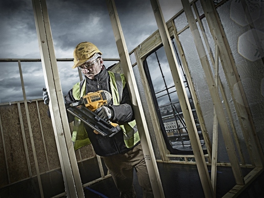 DEWALT akumulatorski pištolj za čavle 18,0 V / 5,0 Ah 90mm DCN692P2