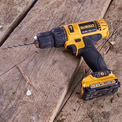 DEWALT akumulatorska udarna bušilica, 2 akumulatora , punjač, kofer - DCD716D2