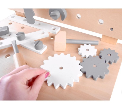 Drveni stol s alatom za djecu