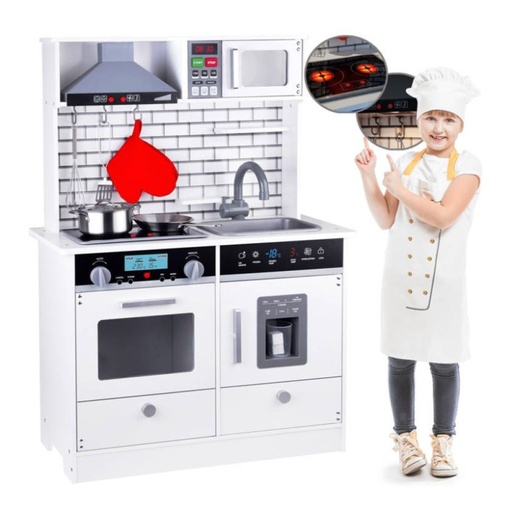 Velika drvena kuhinja, svjetlo, zvuk pribor