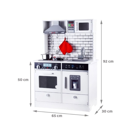 Velika drvena kuhinja, svjetlo, zvuk pribor