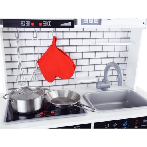 Velika drvena kuhinja, svjetlo, zvuk pribor