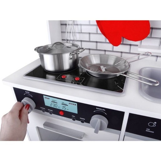 Velika drvena kuhinja, svjetlo, zvuk pribor