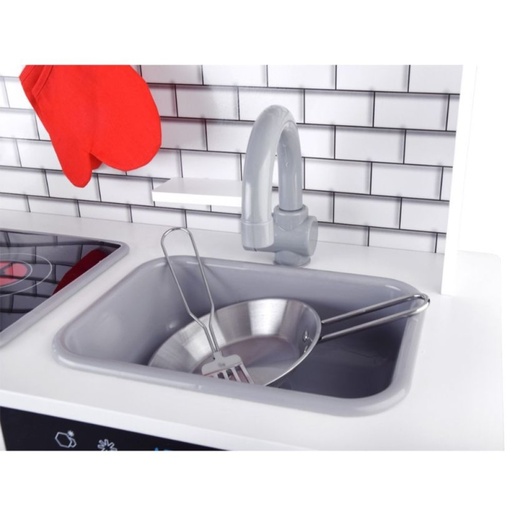 Velika drvena kuhinja, svjetlo, zvuk pribor