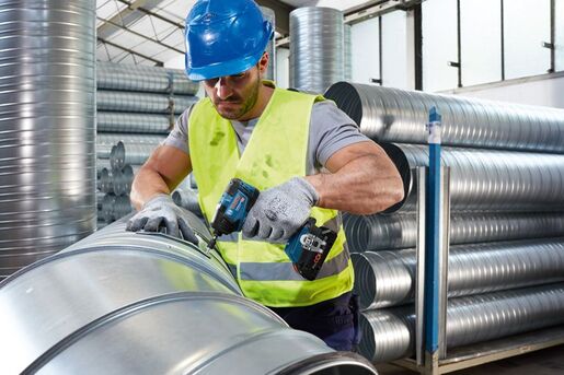 BOSCH Professional akumulatorski udarni stezač GDR 18V-200, 2xGBA 18V 4.0Ah akumulator, brzi punjač GAL 18V-40, L-kovčeg