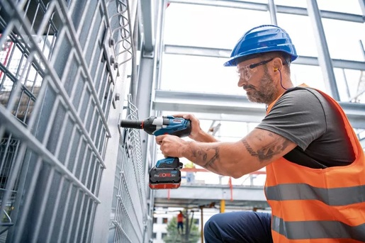 BOSCH Professional akumulatorski udarni stezač GDS 18V-1000, 2xGBA 18V 5.0Ah akumulator, brzi punjač GAL 18V-40, L-BOXX 136 kovčeg