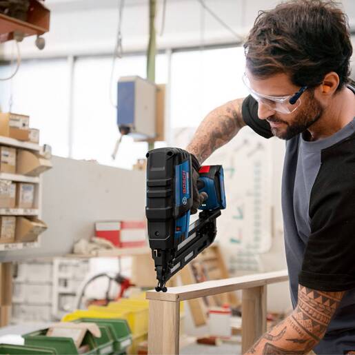 BOSCH Professional akumulatorski zabijač čavala za drvo GNH 18V-64 M, L-BOXX kovčeg, Solo alat