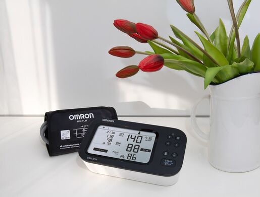 OMRON M7 INTELLI IT Afib tlakomjer za nadlakticu
