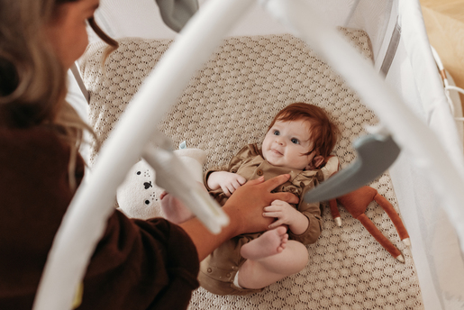 AeroMoov luk s igračkama za putni krevetić, White sand