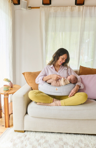 Ergobaby jastuk za dojenje s pojasom Moonlight Grey