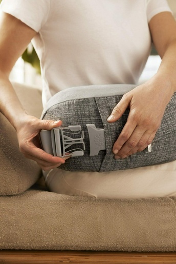 Ergobaby jastuk za dojenje s pojasom, sivi