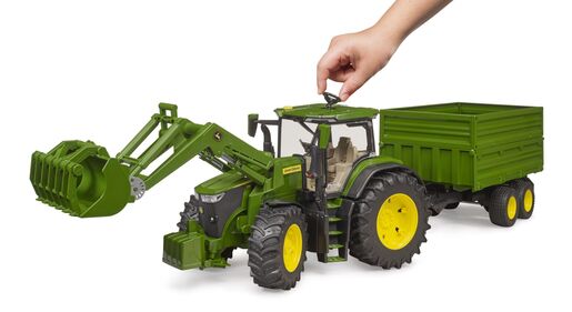 Bruder traktor John Deere 7R 350 s prednjim utovarivačem i prikolicom za prijevoz