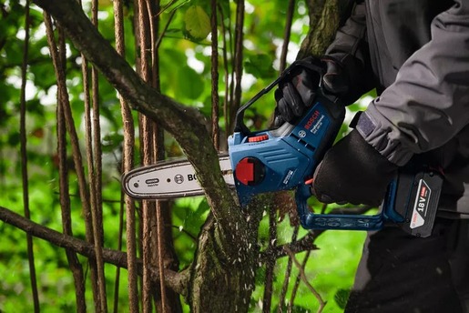BOSCH Professional aku lančana pila GKE 18V-20, SOLO alat