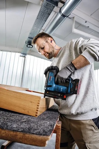 BOSCH Professional GNH 18V-35 aku zab. čavala, solo alat u L-BOXX-u