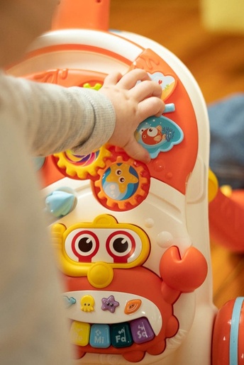 Toyz 2 u 1 guralica i stol za igru,pink