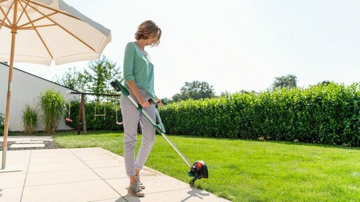 BOSCH aku šišač tratine UniversalGrassCut 18V, 2x2.0Ah, 26cm