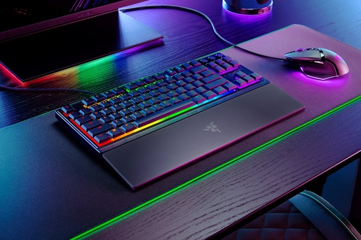 Razer Ornata V3 Tenkeyless, UK ISO, žična membranska low-profile tipkovnica, veličina TKL, RZ03-04880300-R3W1