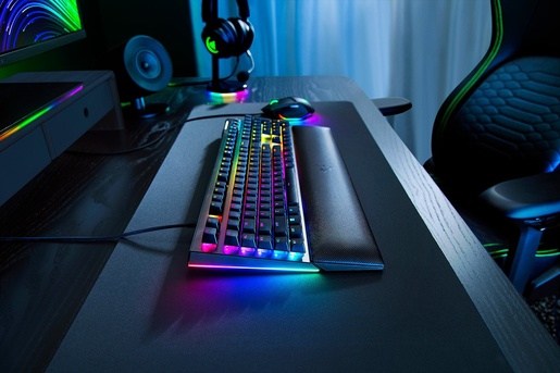 Razer BlackWidow V4, Green switch, UK ISO, žična mehanička tipkovnica, puna veličina, RZ03-04690300-R3W1