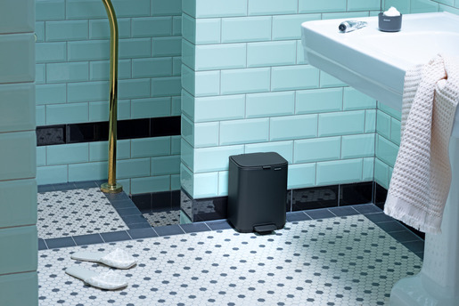 Brabantia Bo kanta s pedalom, 4 l, mineralna siva