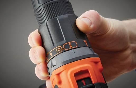 Black & Decker akumulatorska udarna bušilica 18V smartTech