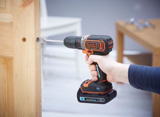 Black & Decker akumulatorska bušilica 18V smartTech