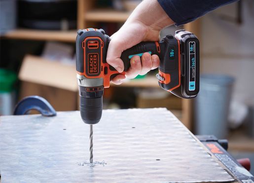Black & Decker akumulatorska bušilica 18V smartTech