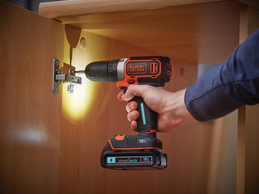 Black & Decker akumulatorska bušilica 18V smartTech