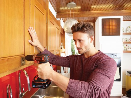 Black & Decker akumulatorska bušilica 18V smartTech