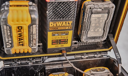 DEWALT полнач и куќиште за батерии DWST83471 ToughSystem 2.0
