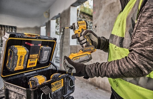 DEWALT полнач и куќиште за батерии DWST83471 ToughSystem 2.0