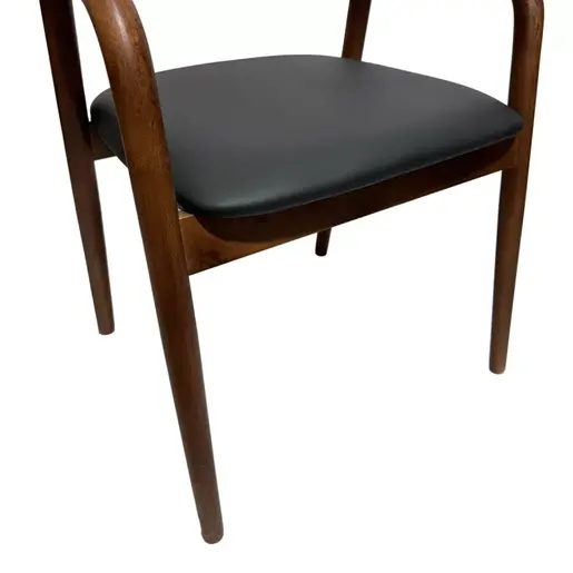 382-000006 Hogie фотелја кафеаво дрво со PU перница црна