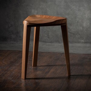 Meda furniture Drvena hoklica Brest sa izdubljenim sedištem XL