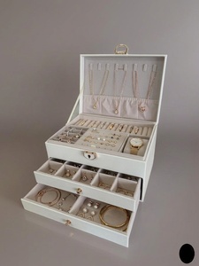 BOLZZ KUTIJA ZA NAKIT VERA CRNA BOLKUTVERWHI