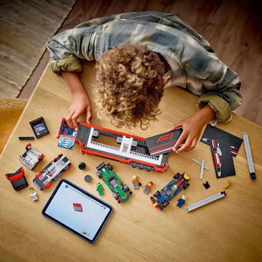 LEGO F1® kamion sa RB20 i AMR24 F1® formulama 60445