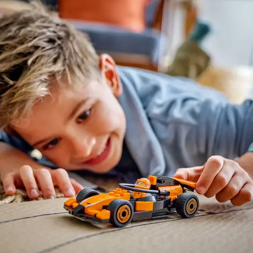 LEGO F1® vozač s McLaren formulom 60442